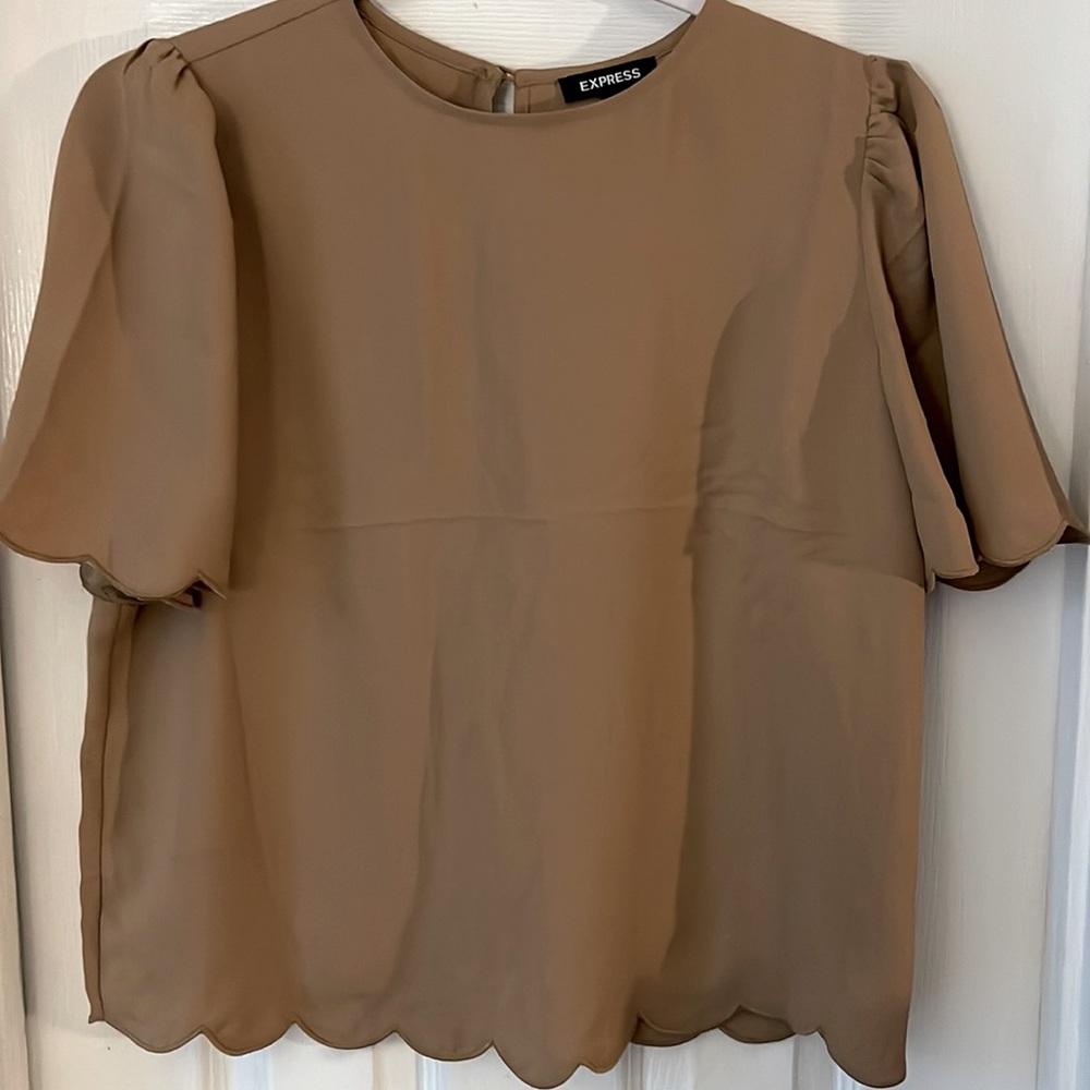 Express blouse Nwot size M, scalloped sleeves and hem, bottom closure